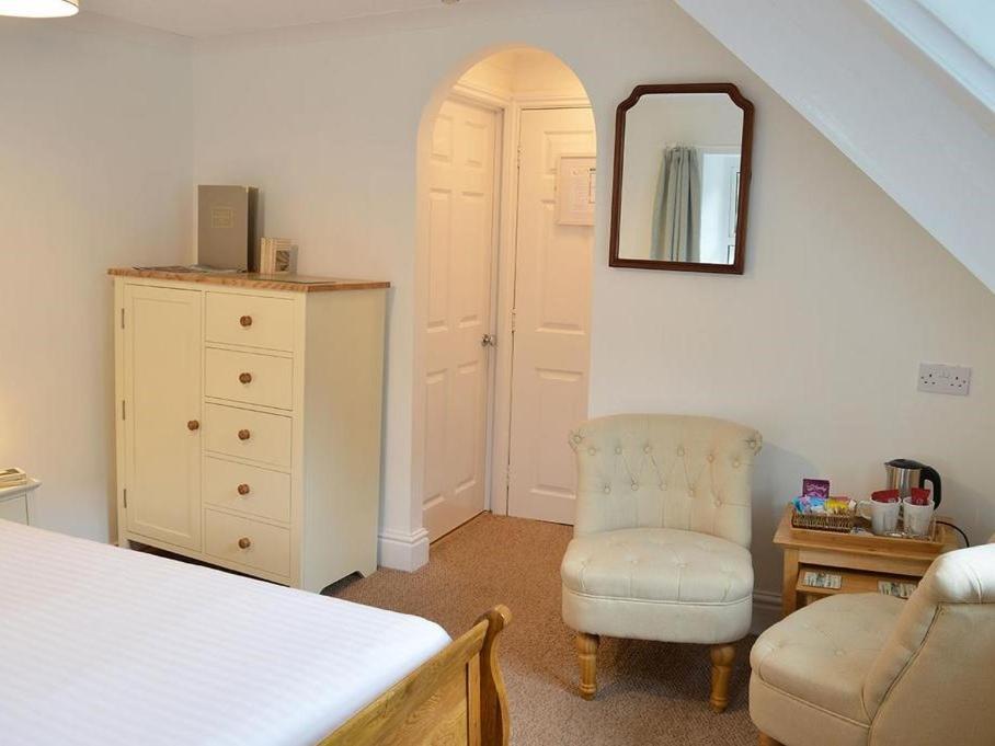 East Lyn House Bed & Breakfast 4*